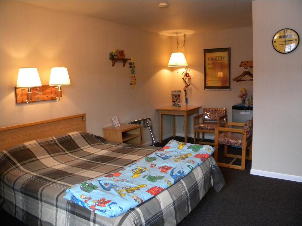 Blue And White Motel Kalispell Quarto foto